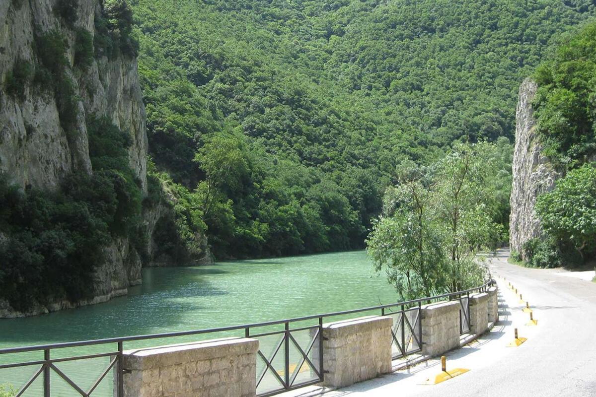 La Finestra sul Fiume Bed & Breakfast Fossombrone Exterior foto